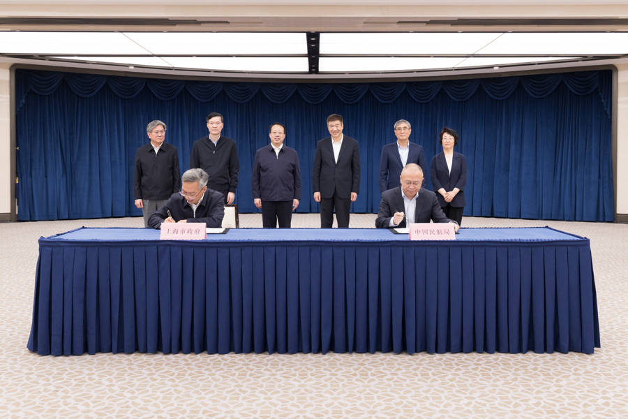 龚正,宋志勇见证签约,副市长张小宏和中国民航局副局长韩钧代表双方