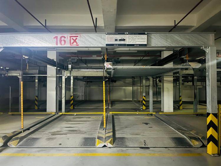 小区机械车库成摆设拆不掉也用不了有居民宁可停在通道里