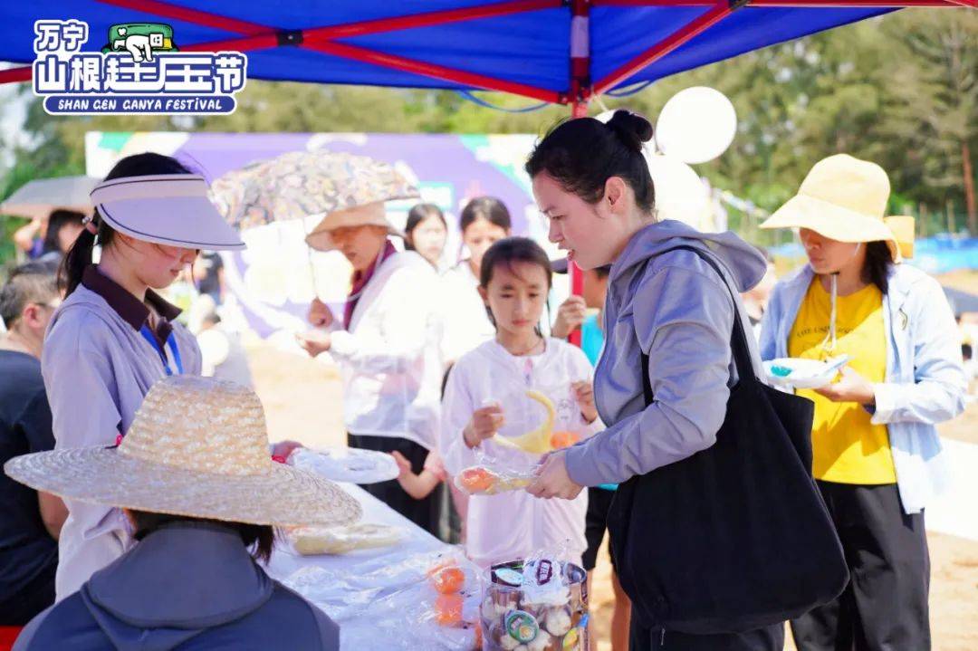 的富硒圣女果,原产并以山根镇水央堀村命名的"水央橘"饮料等展位人头