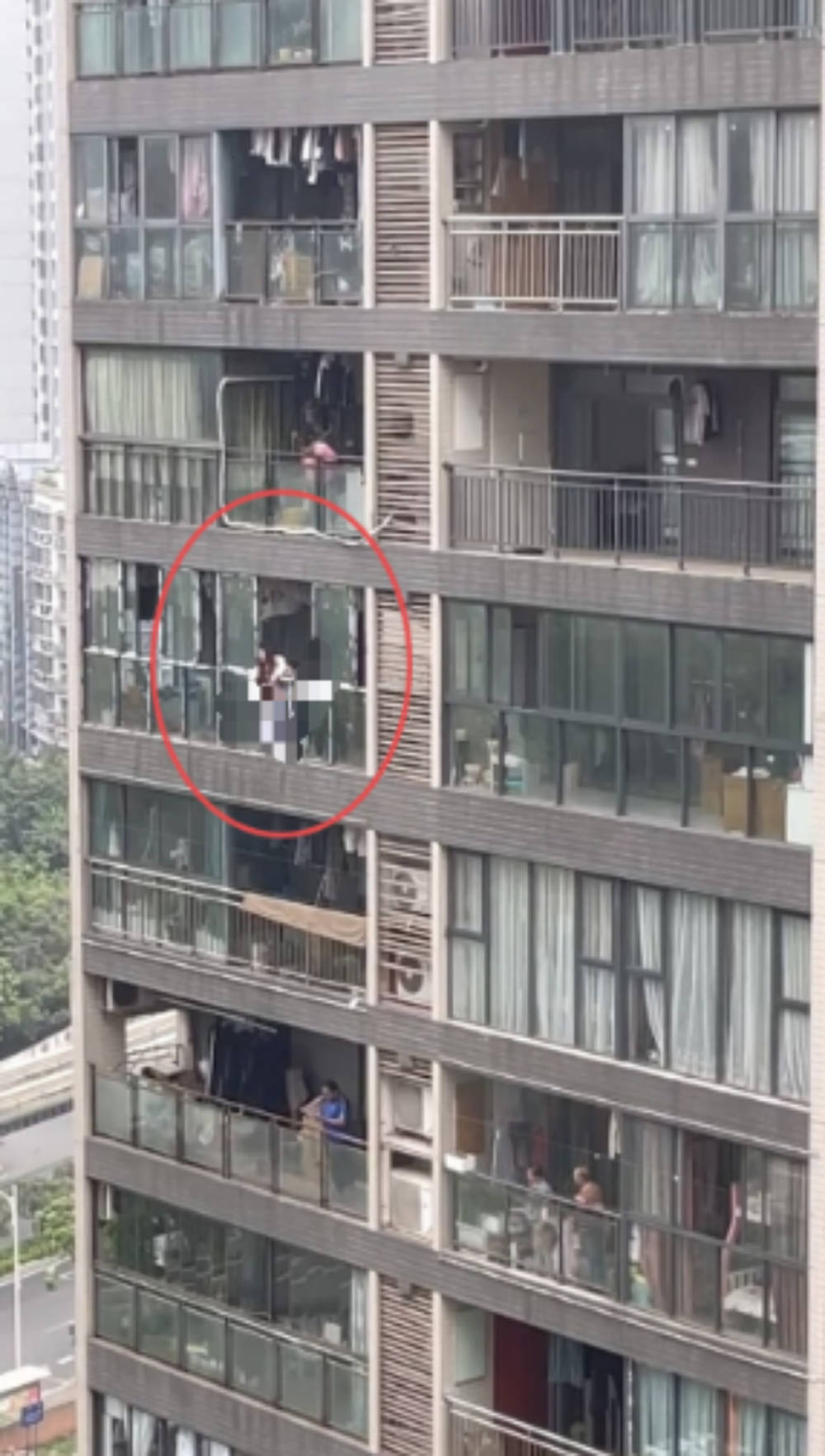 网传重庆一女子把小孩从22楼高处扔出窗外，相关部门回应：孩子已死亡