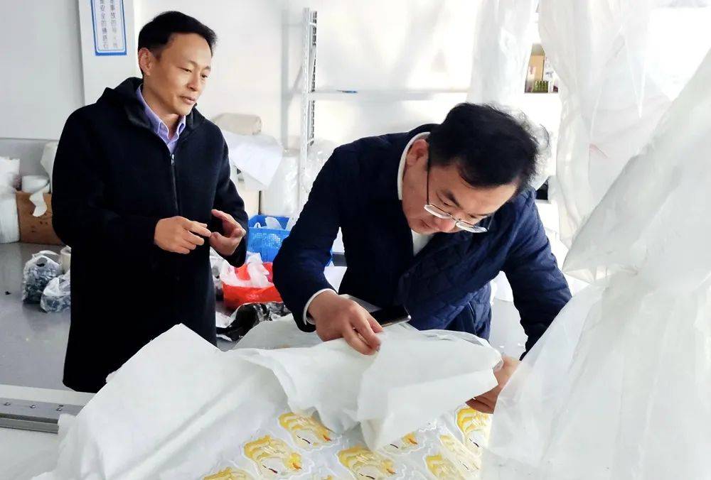 3月26日,何桥镇镇长张亚到双辰服饰等企业查看企业运行情况.