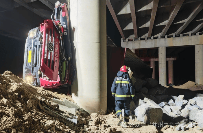 突发太原发生一起重型卡车侧翻事故司机被困紧急救援