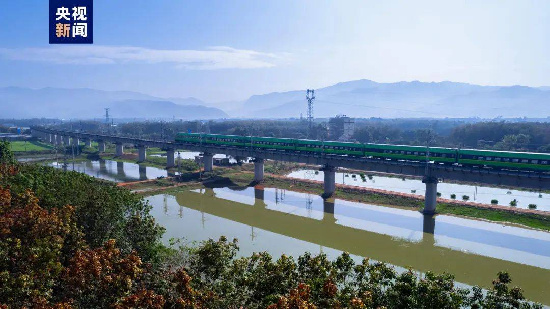 中老铁路国际旅客列车停靠站点,在开通运营初期的中国昆明南,普洱