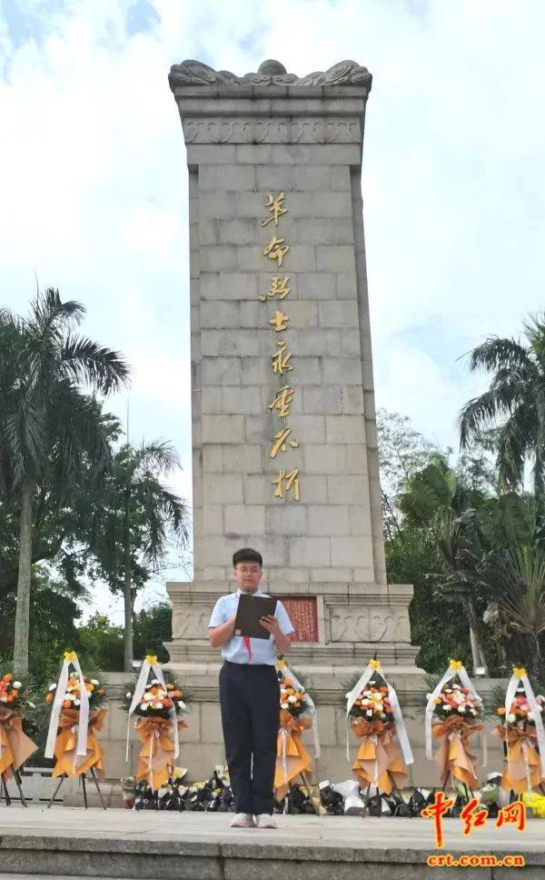 海口市关工委开展清明祭奠革命英烈活动(组图)_海南_纪念碑_爱国主义