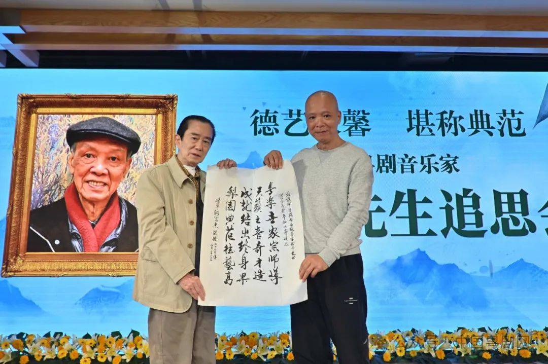 黄壮谋儿子黄天明与何笃忠(左)合照广东粤剧院一团音乐员梁妙翠也是