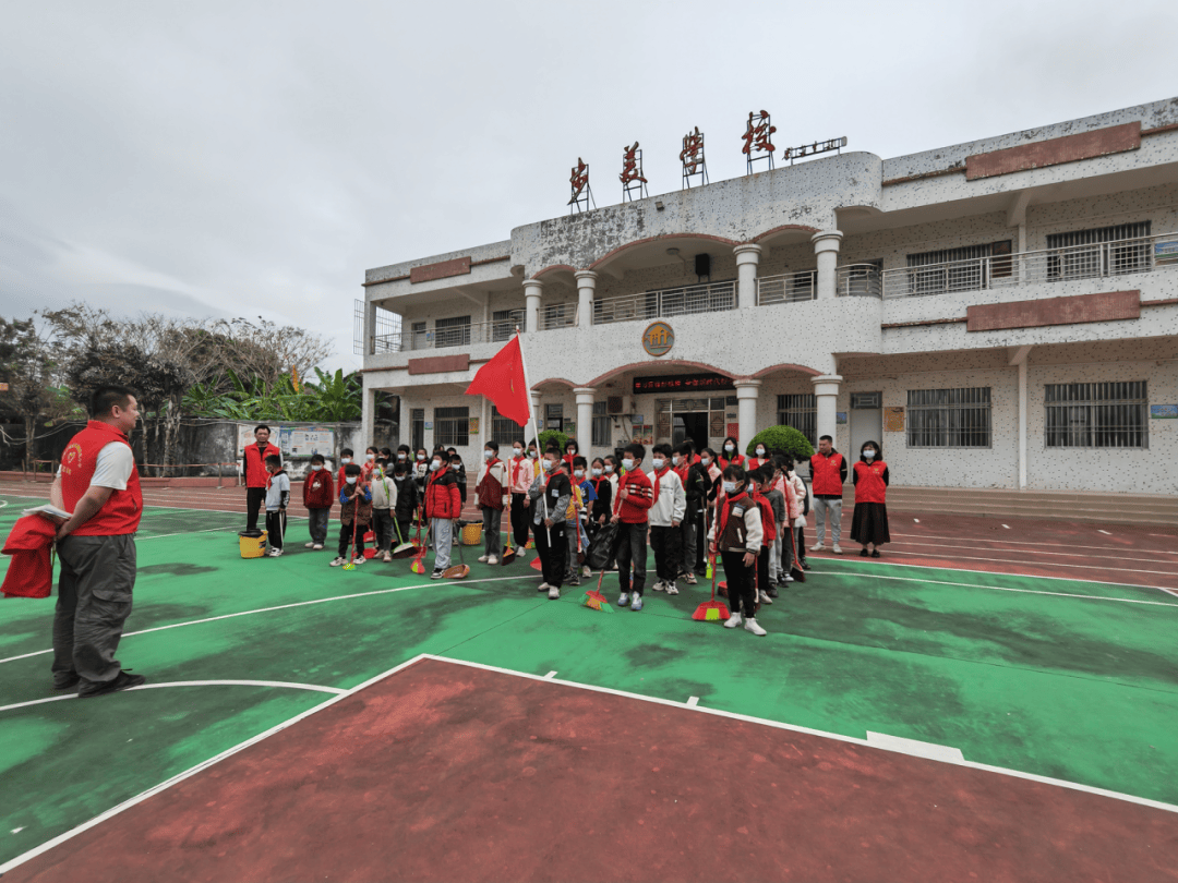 东涌镇流高小学少工委开展国旗下宣讲,手抄报评比,环境整治等活动