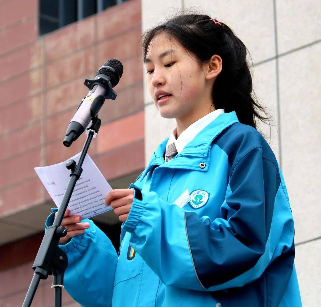 沙湾一中举行《缅怀革命先烈,赓续红色血脉》主题升旗仪式