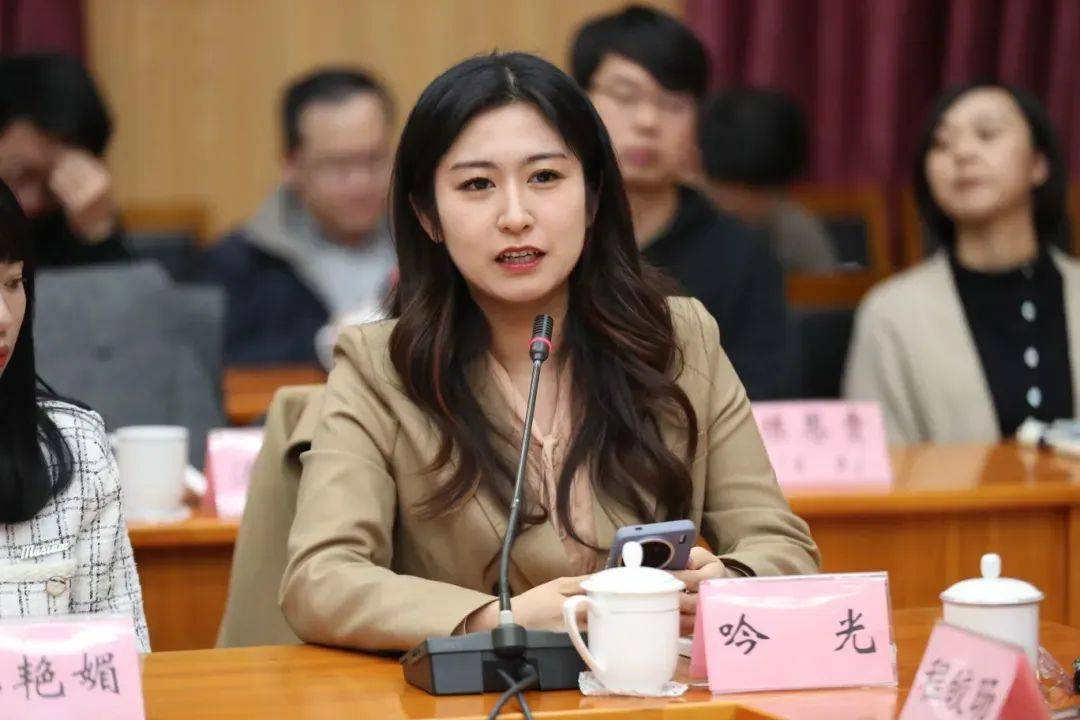 作家畅谈吟光每个人心中有一个不同的香港