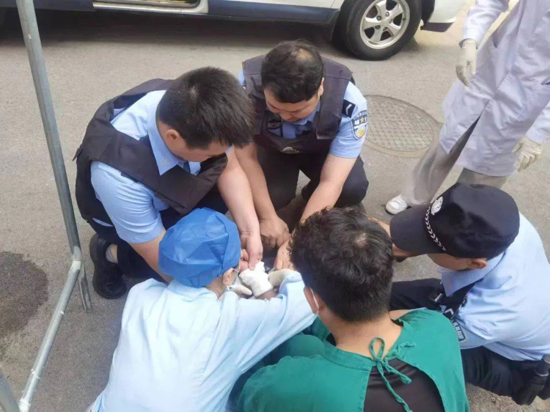 北海民警勇夺利刃!