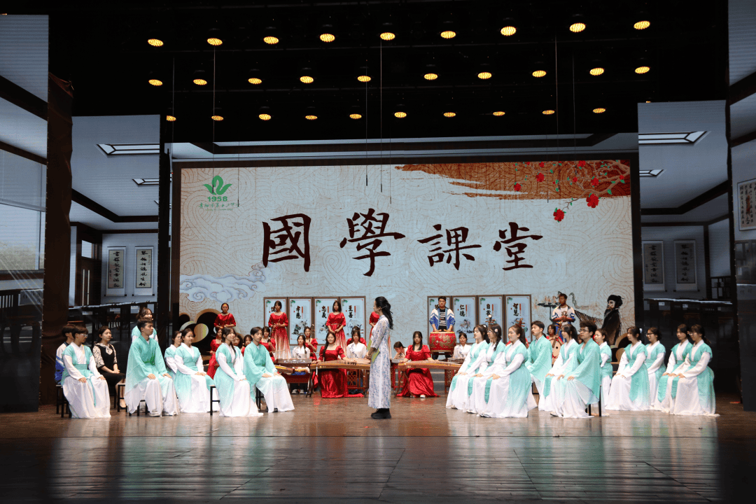 不负青春十二时贵阳市第十二中学成功举办第四届惜少年时光尚青春之美