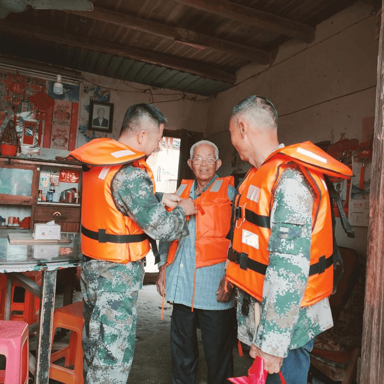 闻汛而动以练筑防四都镇开展防汛抢险应急演练