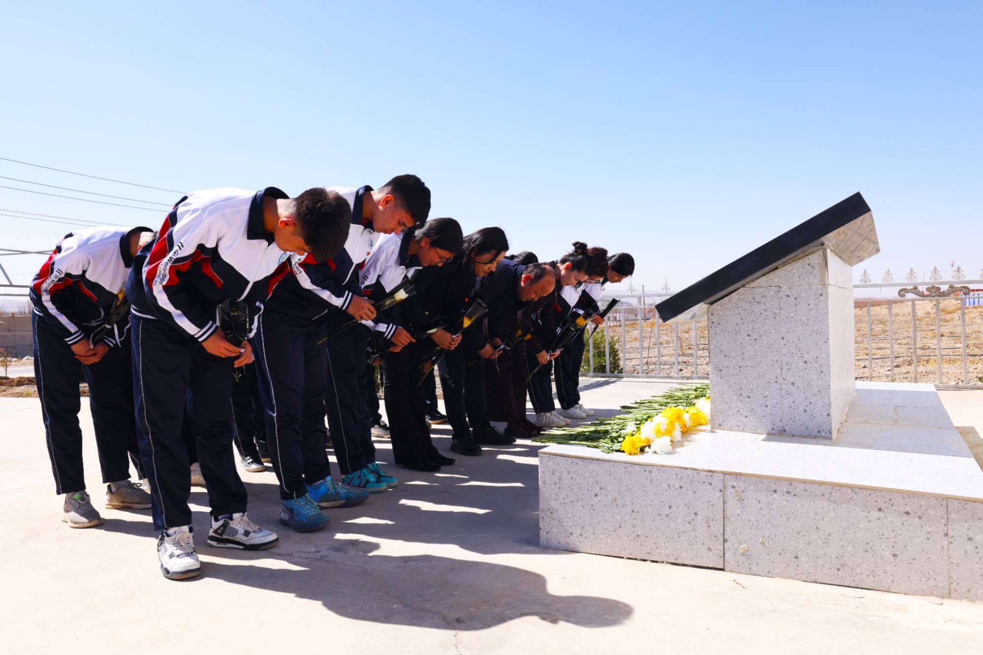 阿图什市开展清明文明祭扫活动