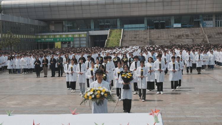 重庆医科大学师生清明祭拜遗体捐献者