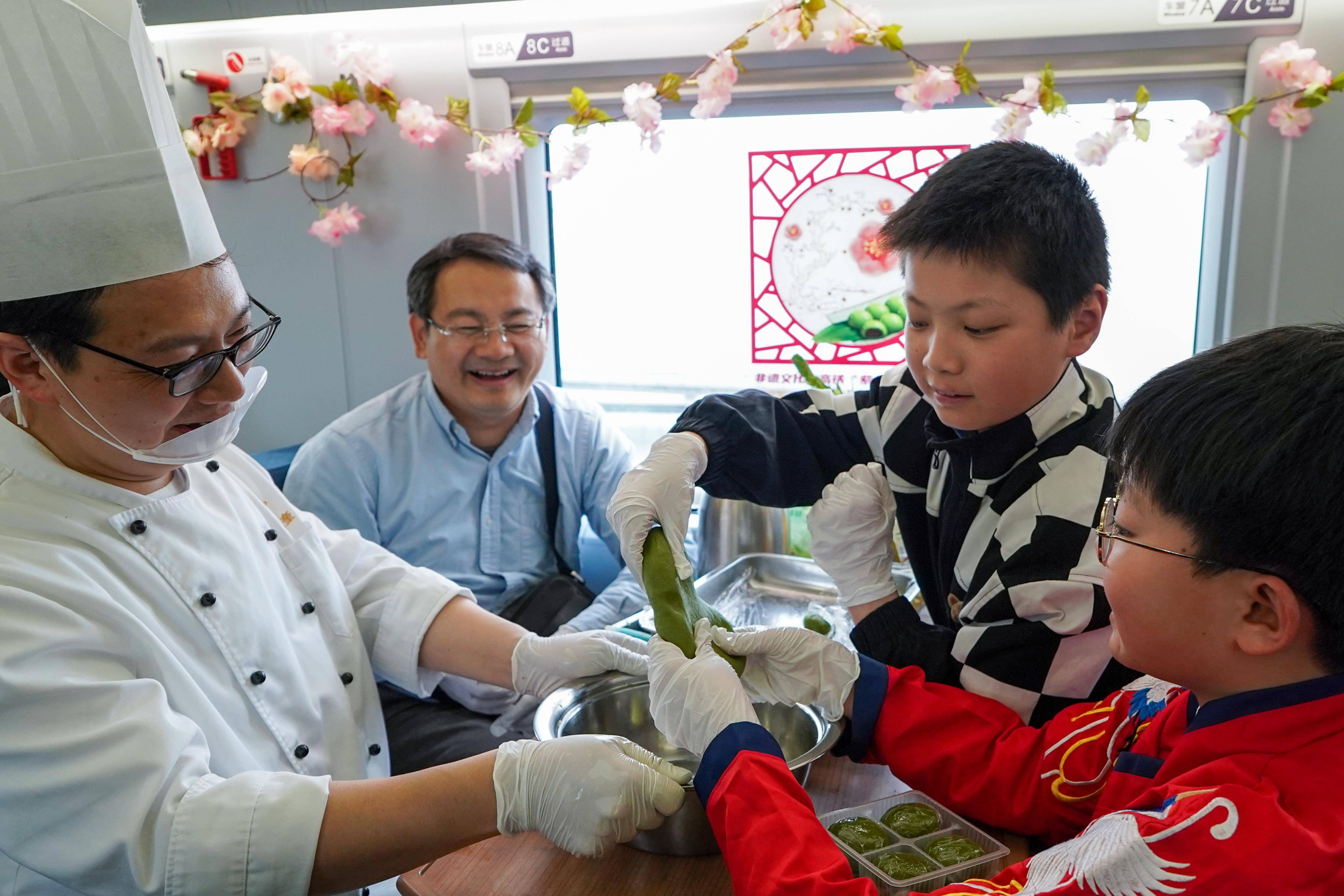 缤纷展演上高铁_新华社_旅客_李博