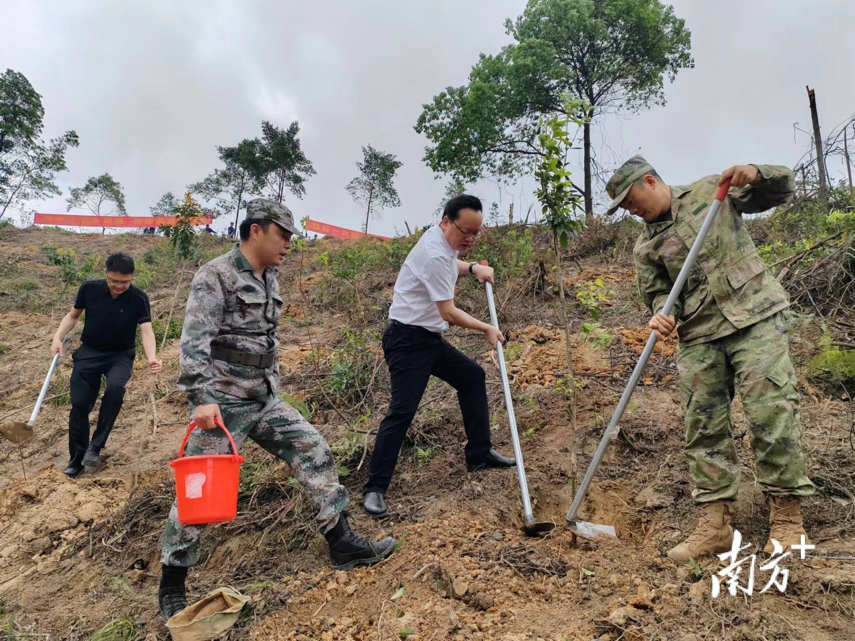 清远市委常委,副市长邱泽军,驻清各部队官兵,市消防救援支队队员,市