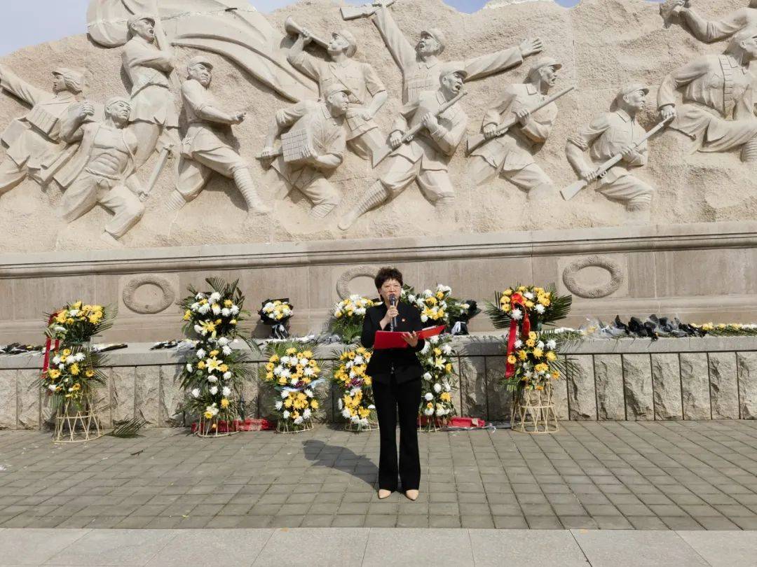 学校部分党员,团员,少先队员代表来到章丘烈士陵园,祭扫盛习友烈士