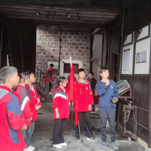 洪安镇初级中学校全体党员同志及所有团员,入团积极分子于4月2日下午