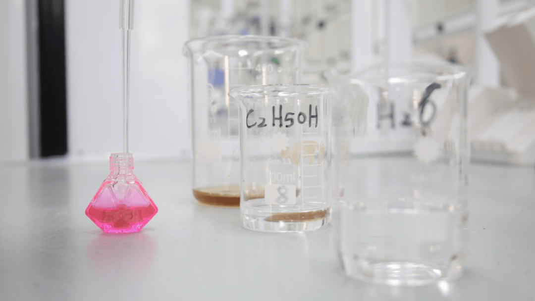 来自各种花瓣的精炼纯露再将初步提炼的精油与水和乙醇相混合萃取分液