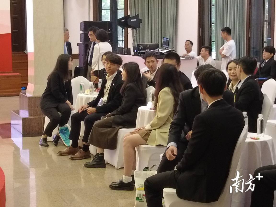 现场表白马英九参访团台青这么晚才来中大遇见你