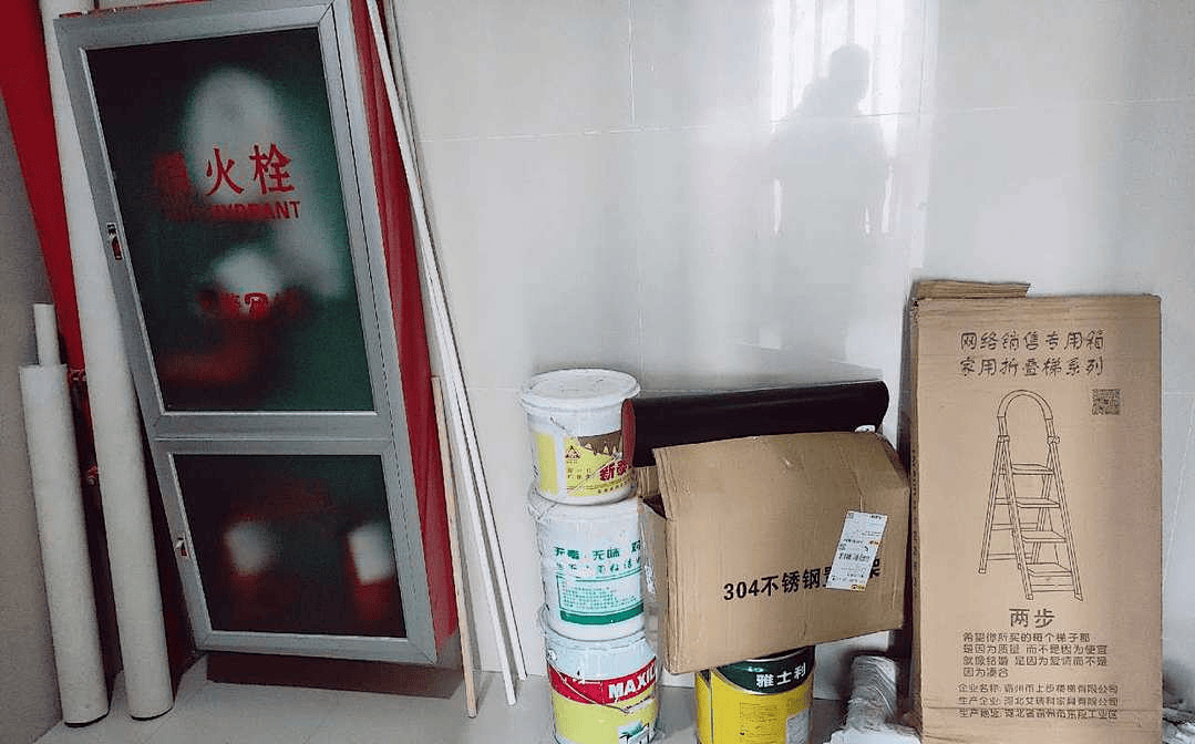 楼道堆杂物放鞋架存私心埋隐患请及时清理