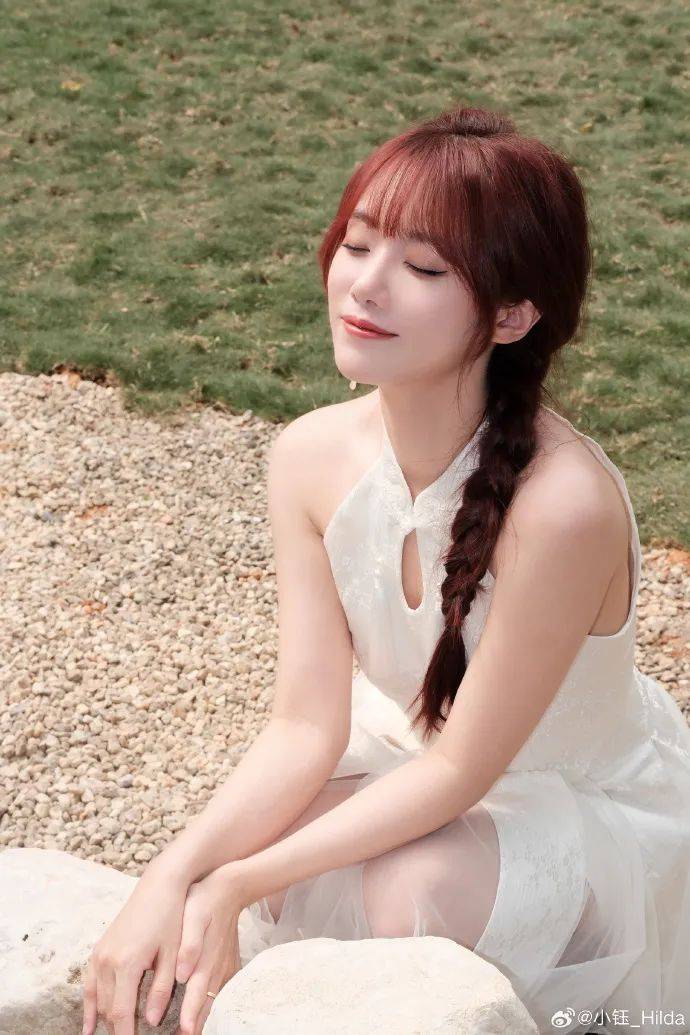 lpl美女解说小钰春日旗袍出游肤白又貌美