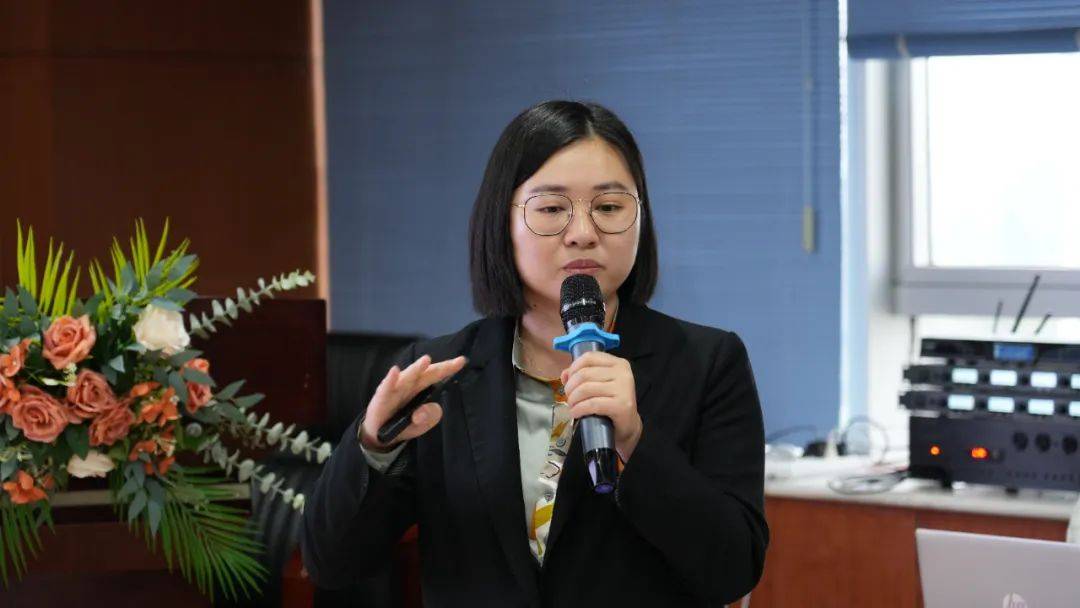 杨霞授予"亚宝好项目"认证集团副总裁梁军为2024年重点项目组长授旗