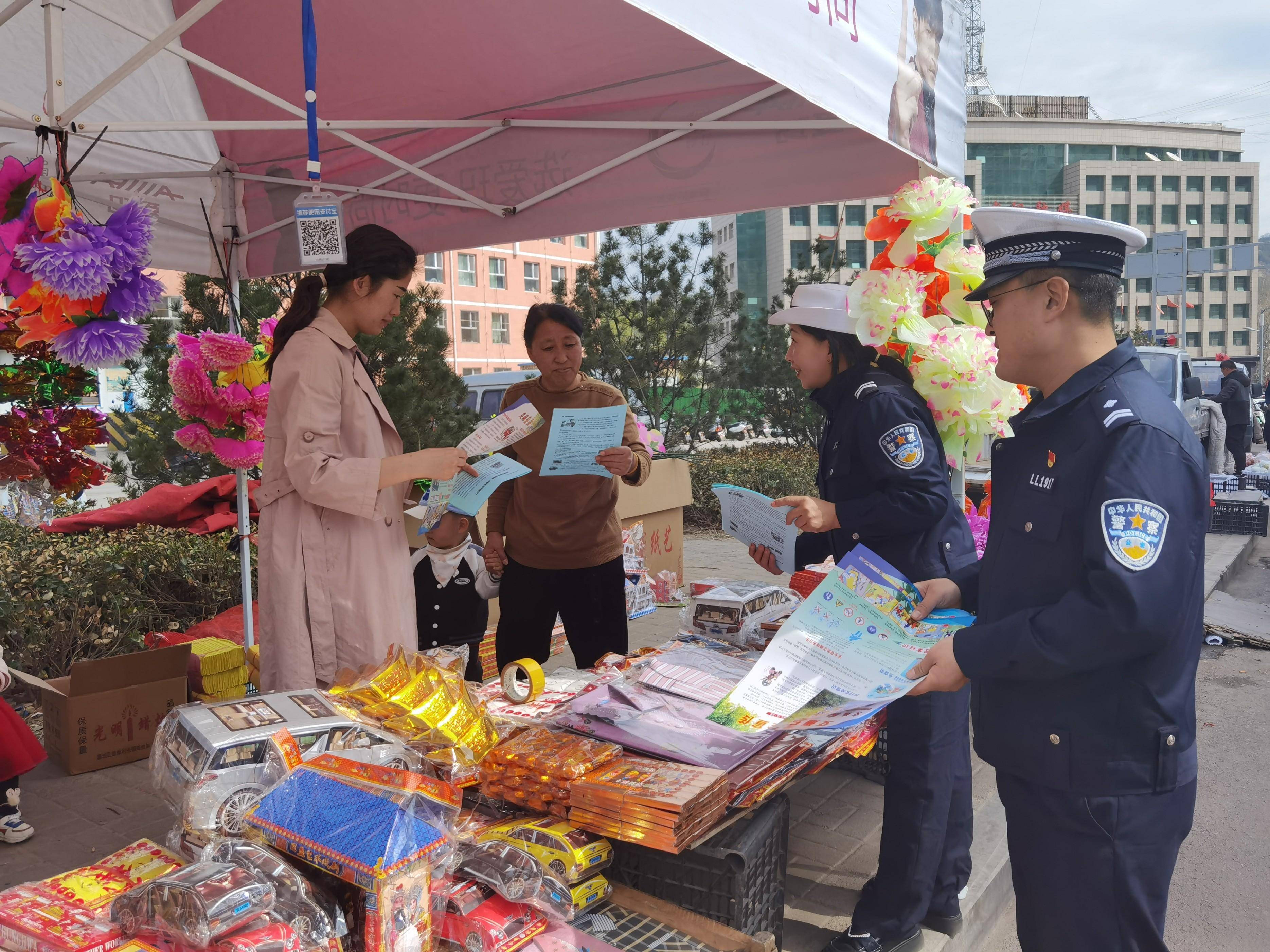 中阳交警开展清明节交通安全宣传活动