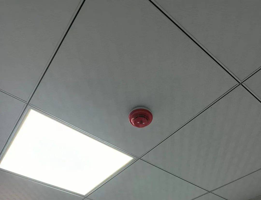 78隐患曝光:烟感报警器未拆封.78隐患曝光:疏散通道堆放杂物.