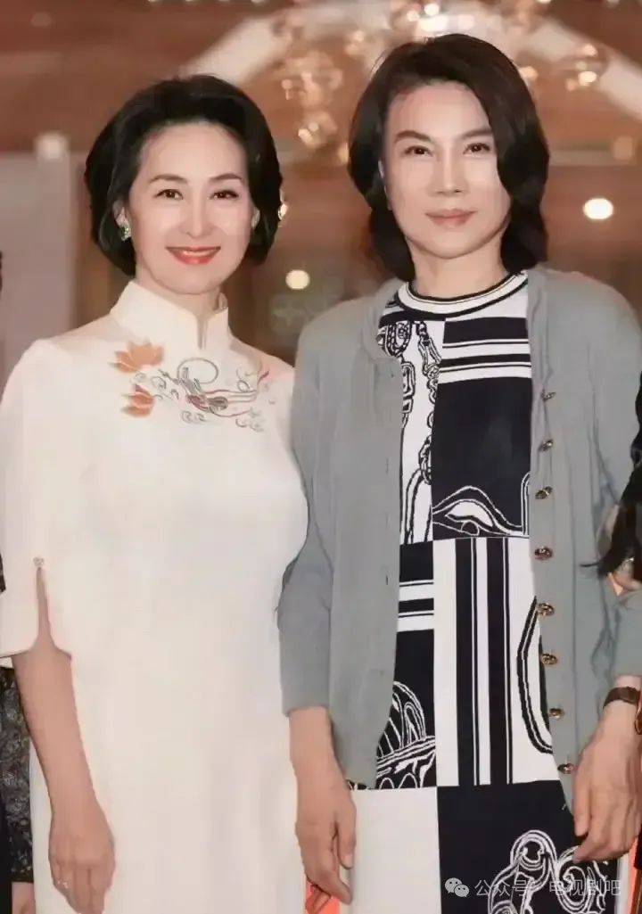 61岁何超琼与70岁董明珠同框合影 气质优雅大方