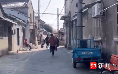 视频|老城区民宅阁楼起火,社区工作者接力成功灭火_部门_进行_广陵区