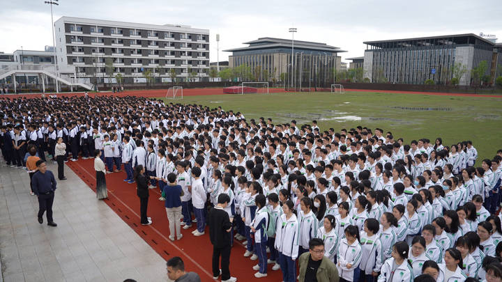 衢州高级中学一直非常重视学生的安全教育,定期进行各种应急演练,包括