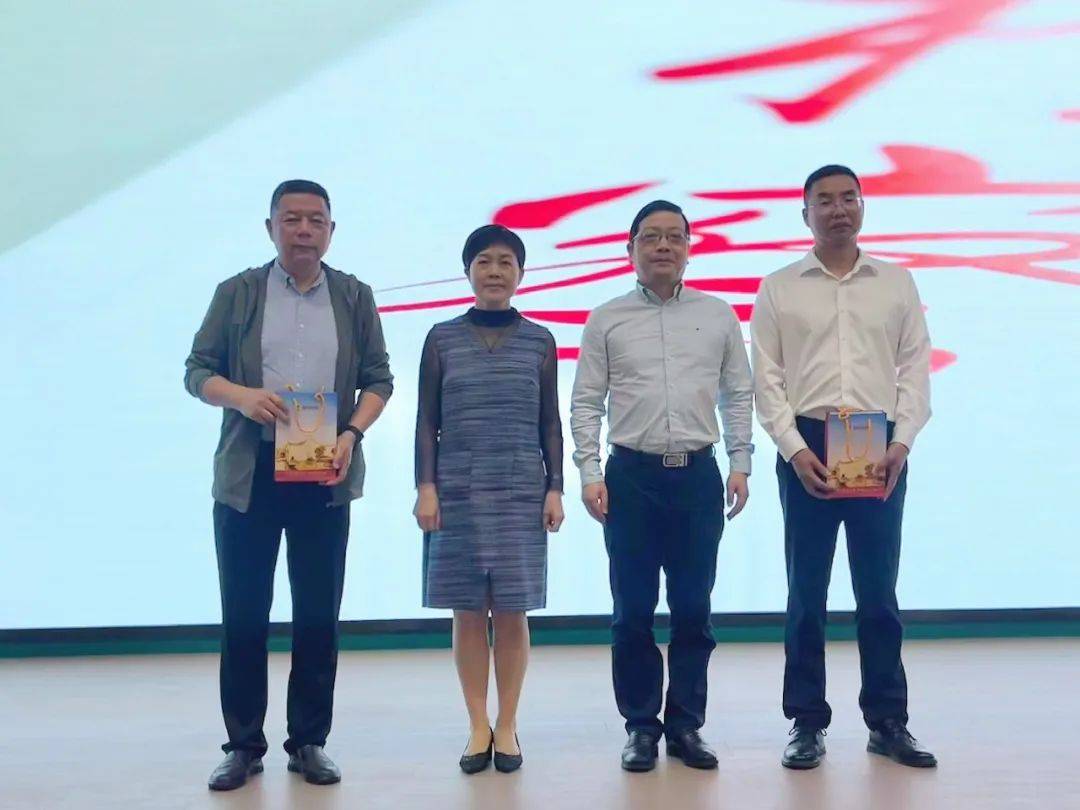 赠送材料  普法以诚会上,林瑾明书记为活动发表致辞.