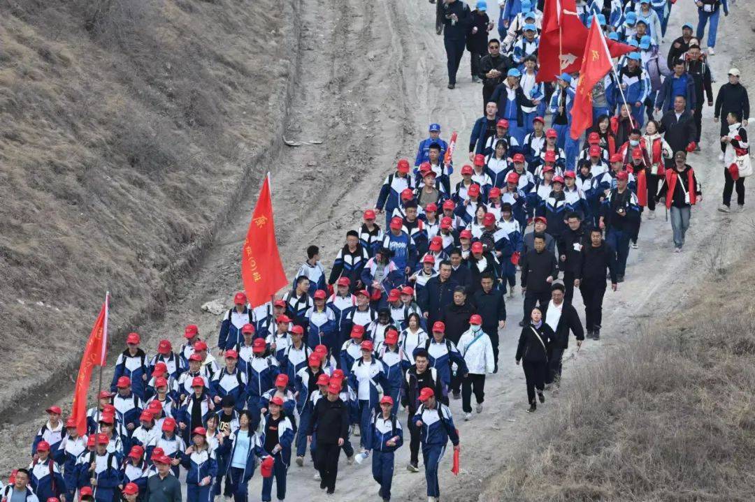 凌晨4点半宁夏固原2000余师生徒步百里祭英烈这堂行走