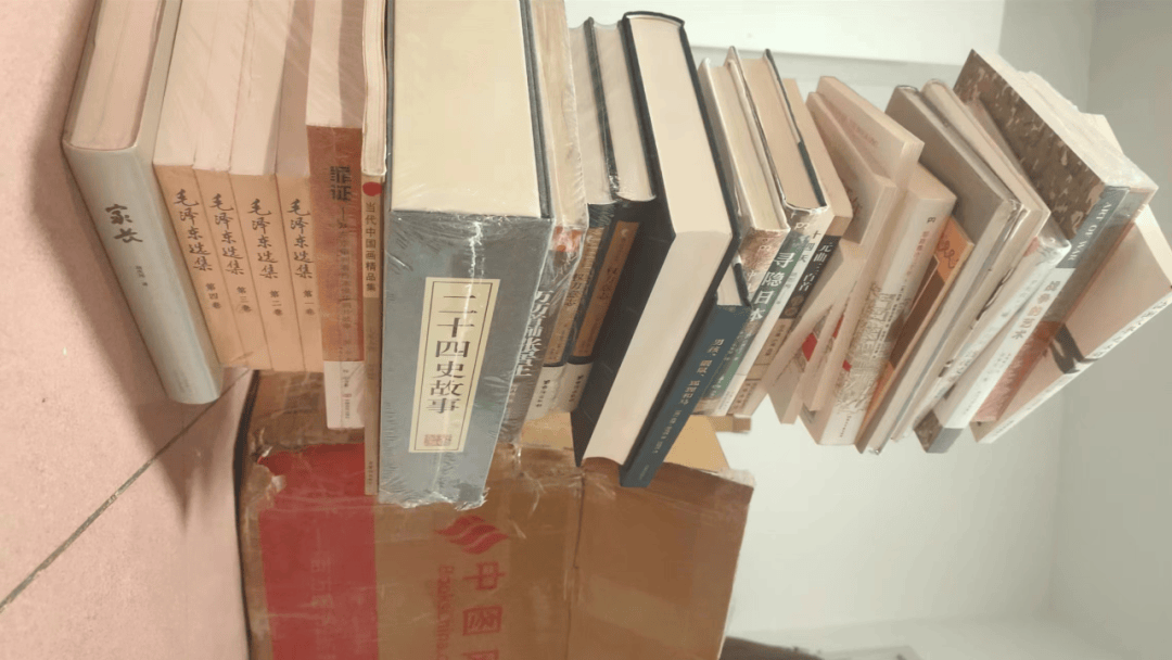 多本书,战果如下四点半工作人员就开始提醒快到时间了,我们五点多的车