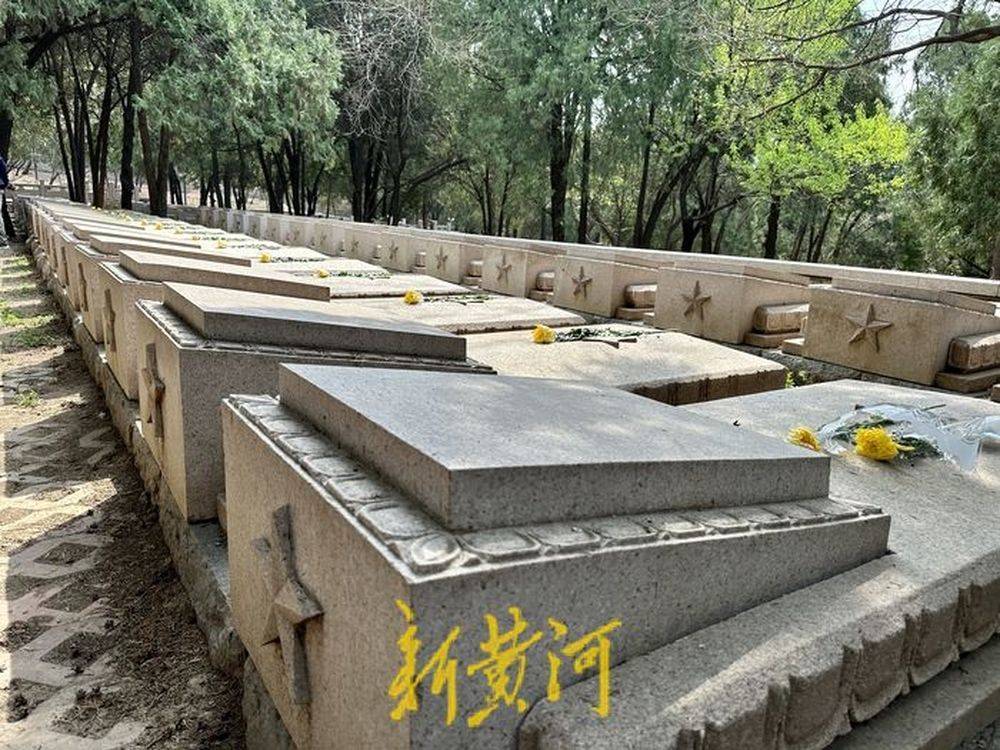 长眠济南76年烈士亲属捧一把家乡的黄土撒在墓碑前也算是团聚了