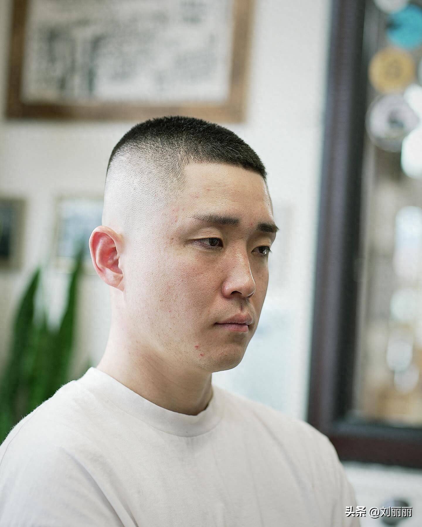 它们分别是男士圆寸头男士碎寸头两侧铲短头顶烫卷发型以及两侧铲短