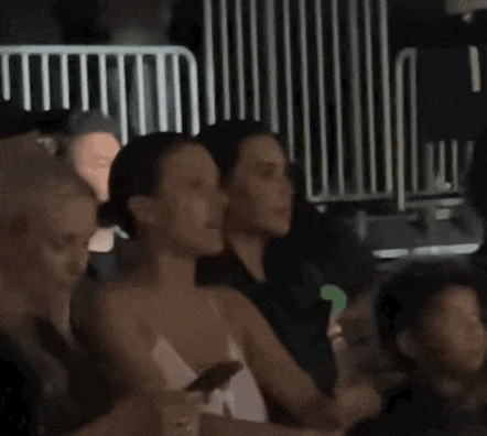 侃爷新老婆裸丝造型再破尺度前妻卡戴珊眼红跟风模仿穿