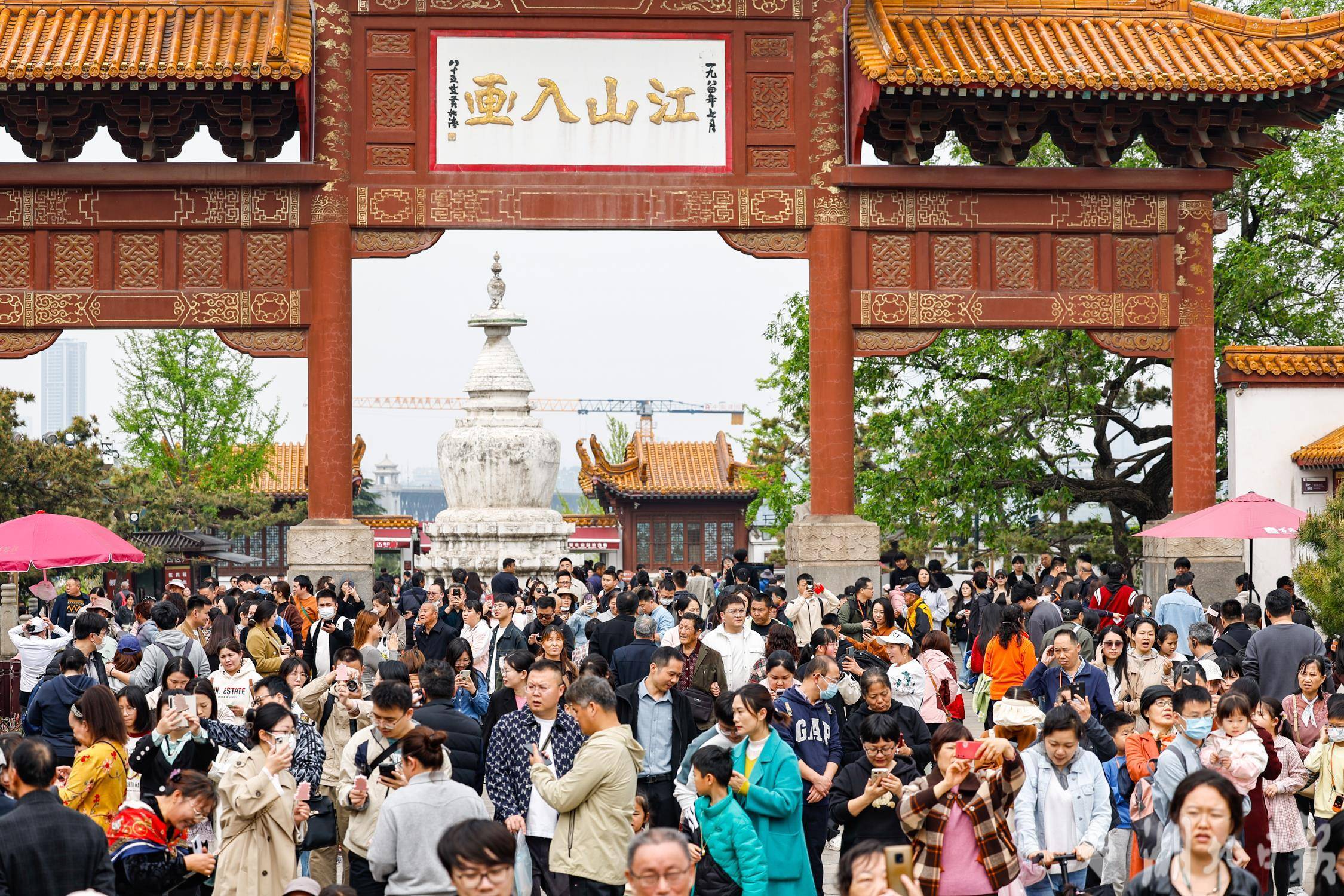 2024年4月5日,清明小长假第二天,在武汉黄鹤楼公园内,前来游玩的游客