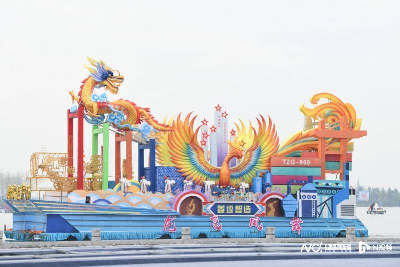 象征着风调雨顺,五谷丰登的龙船方阵紧随贡船之后,活灵活现的龙船一字