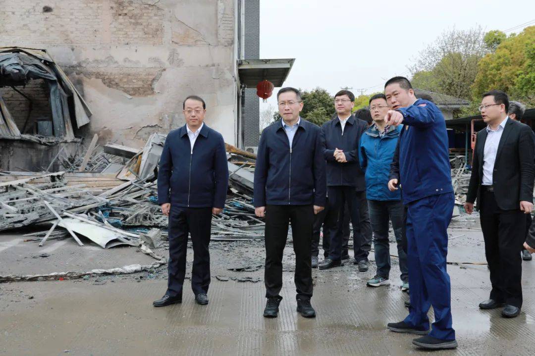 顾晓东在部署讲话中要求,要保持警钟长鸣,在思想认识上做到极端重视.