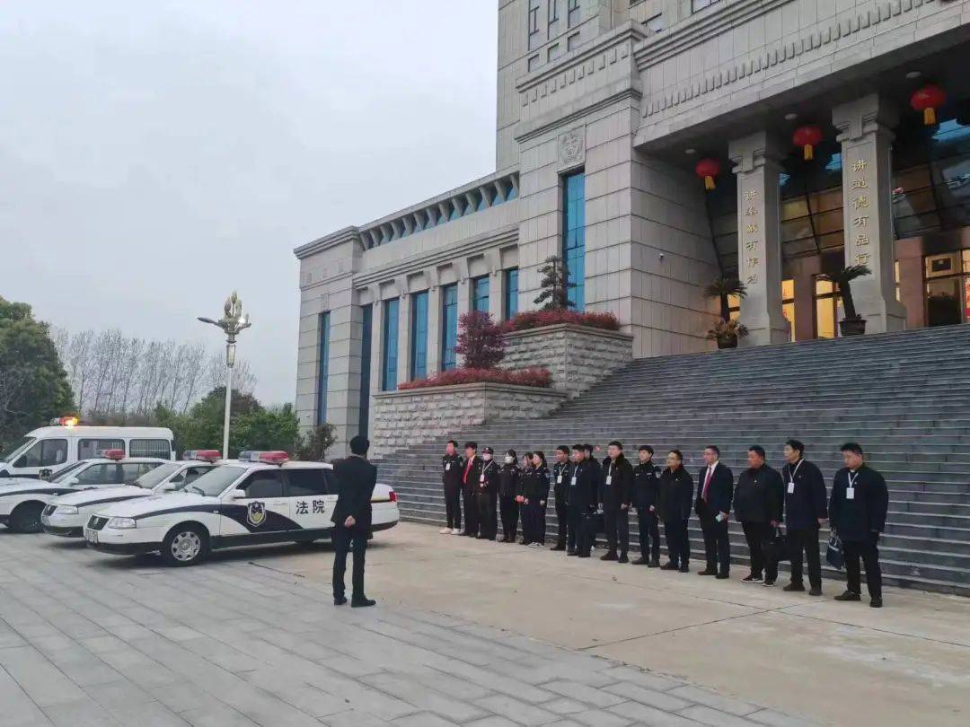 早上6时,法院办公楼前20余名执行干警,4辆警车集结完毕,执行局局长做