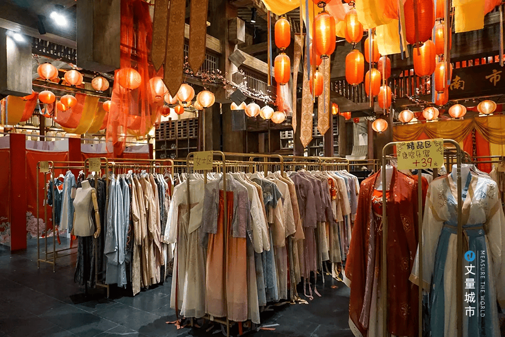 ▼ 图注:为游客提供的唐装汉服,使参与者更有沉浸感灯光点亮和灯光秀