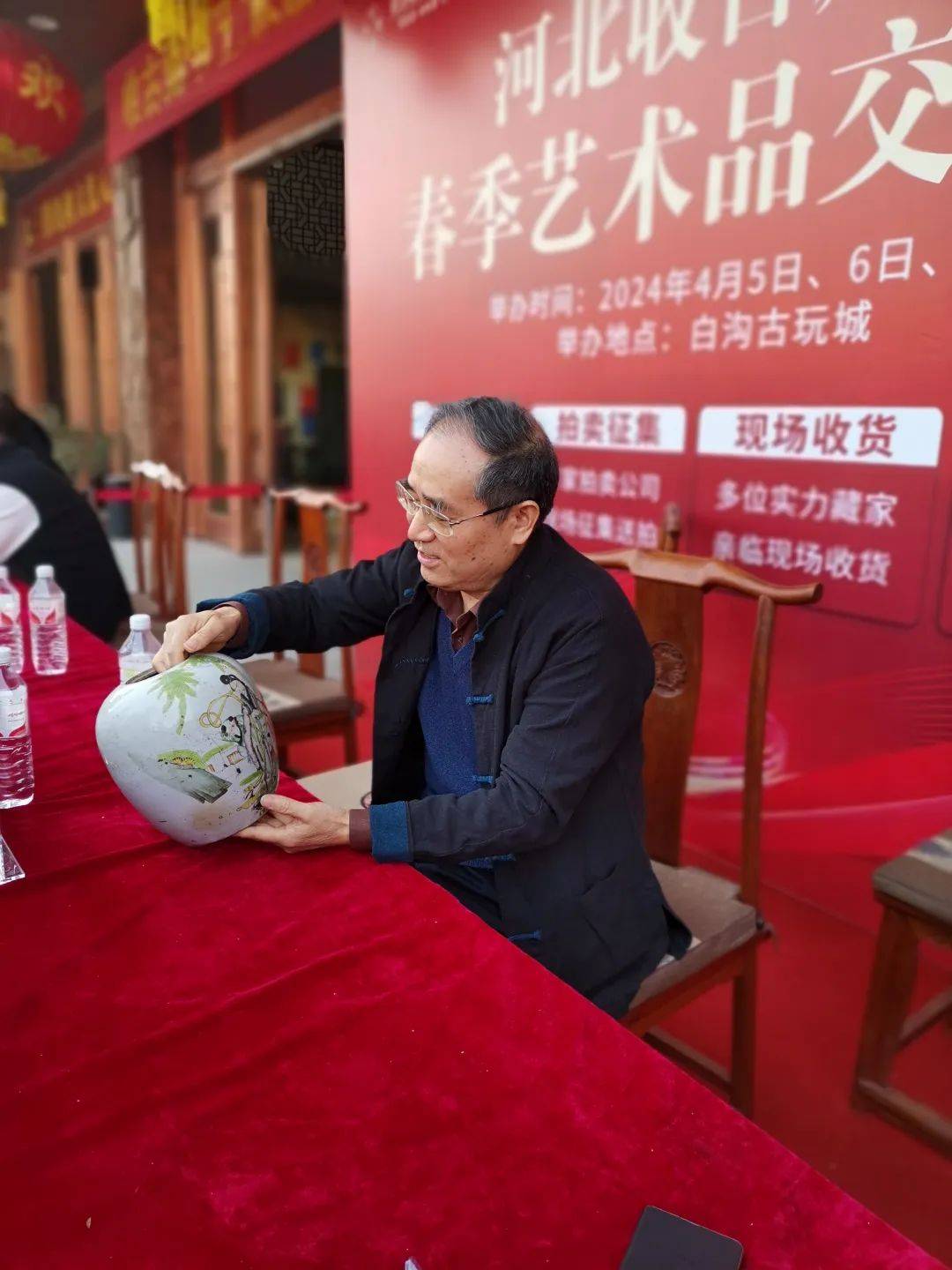 陈树威老师应邀到雄安北白沟古玩城作公益鉴宝场面火爆