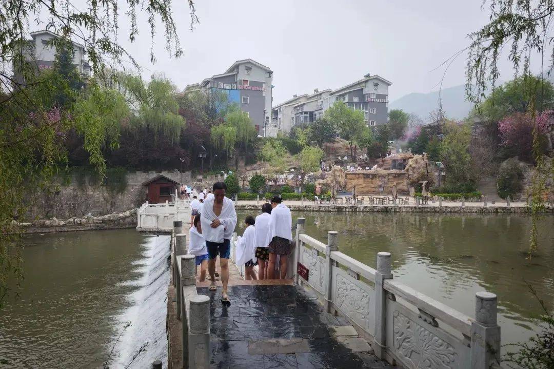 在汤峪镇碧水湾温泉景区,游客三五成群而来,售票大厅和检票处秩序井然