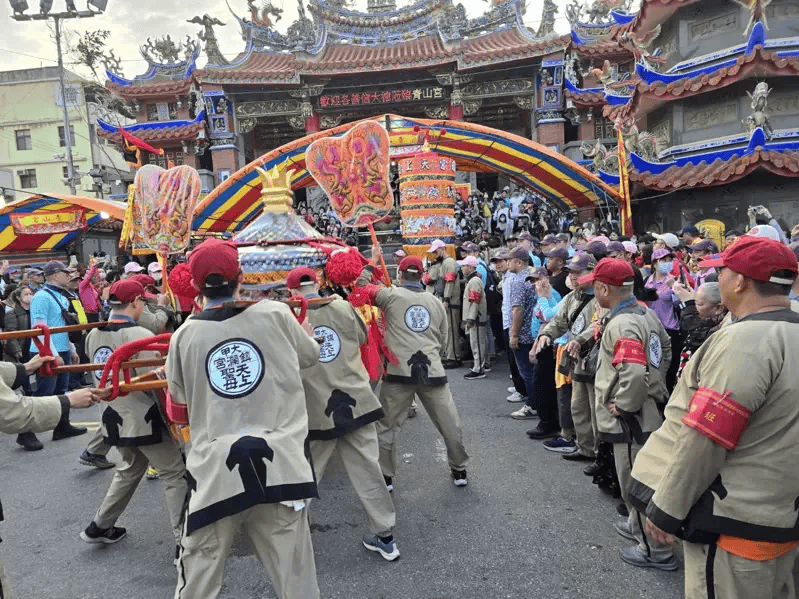 台湾大甲妈祖起驾开启一年一度绕境巡游