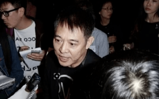 日本记者质问李连杰南京大屠杀死了30万人你们一个个数的他一句话让