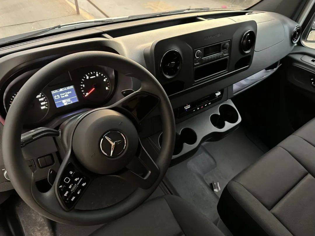 了多功能方向盘,标准收音机,预安装的电气系统,驾驶舱下方的积载舱,车