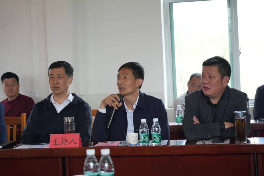 情系故里报桑梓乡贤共聚谋发展但店镇白云山村举行乡贤能人座谈会