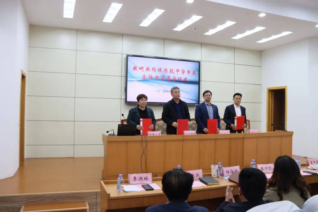 仪式上,凤城街道教育党委书记,教育办公室主任李洪林致欢迎辞.