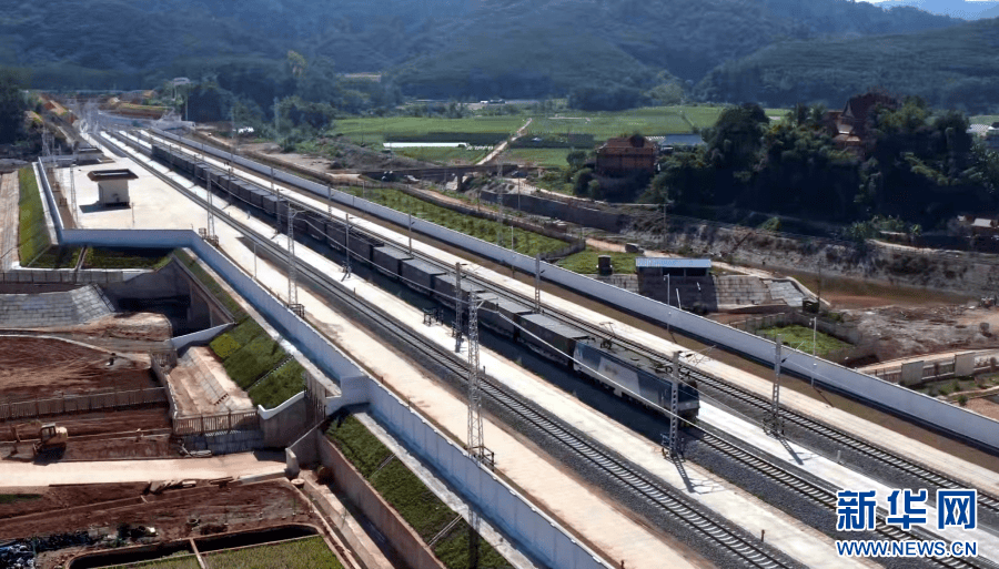 中老铁路磨憨站:边陲小镇走上"快车道"